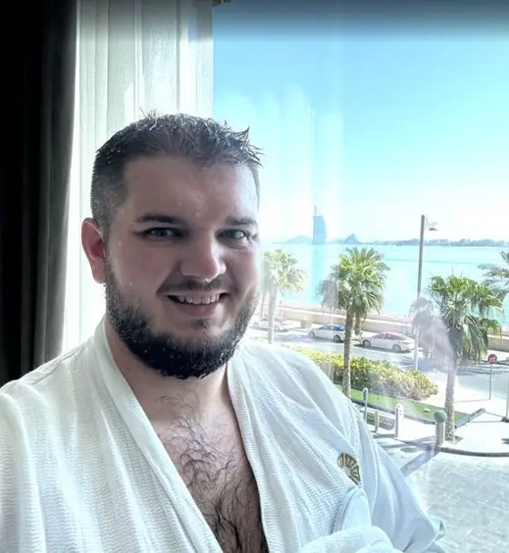 Martin v hotelu u moře